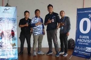 Jajaran WOM Finance Kuningan berfoto bersama disela-sela kegiatan promosi produk Mobilku.